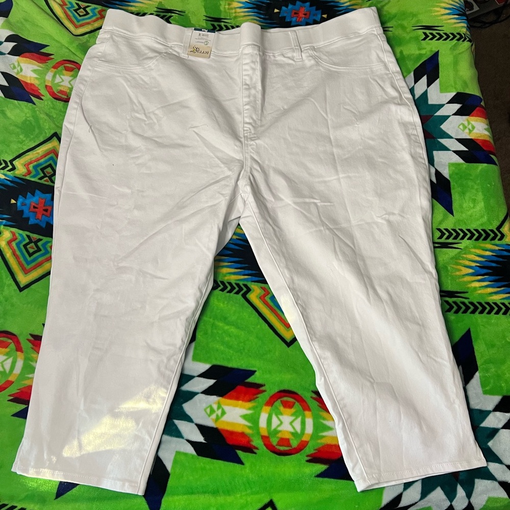 Women’s White Capris